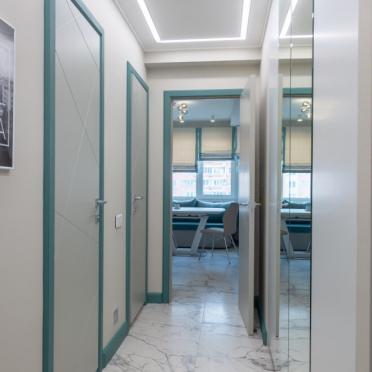 Интерьер коридора с зеркалом на двери в современном стиле смотреть на Basicdecor