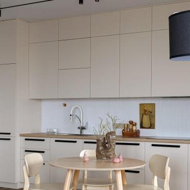 Интерьер кухни cветильниками над столом  смотреть на Basicdecor