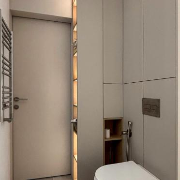 Интерьер ванной с зеркалом на двери  смотреть на Basicdecor