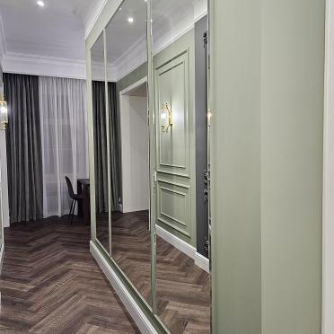 Интерьер коридора с зеркалом на двери  смотреть на Basicdecor