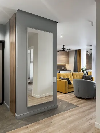 Интерьер с зеркалом в нише и зеркалом на двери  смотреть на Basicdecor