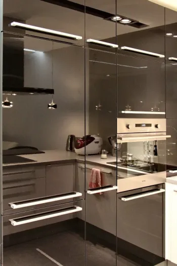 Интерьер кухни c подсветкой в современном стиле смотреть на Basicdecor