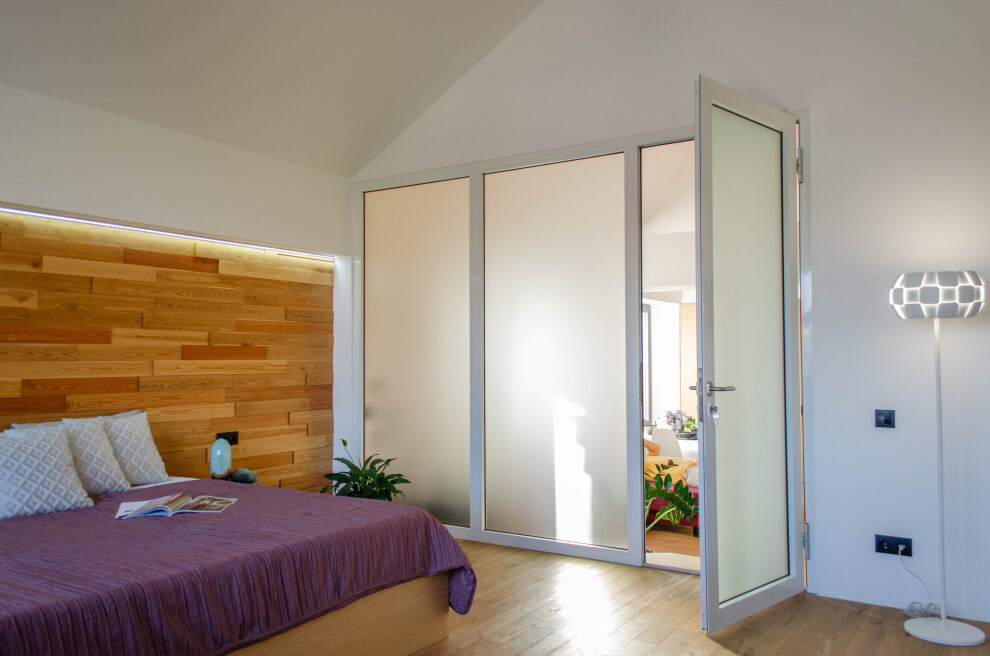 Интерьер спальни с зеркалом на двери в скандинавском стиле