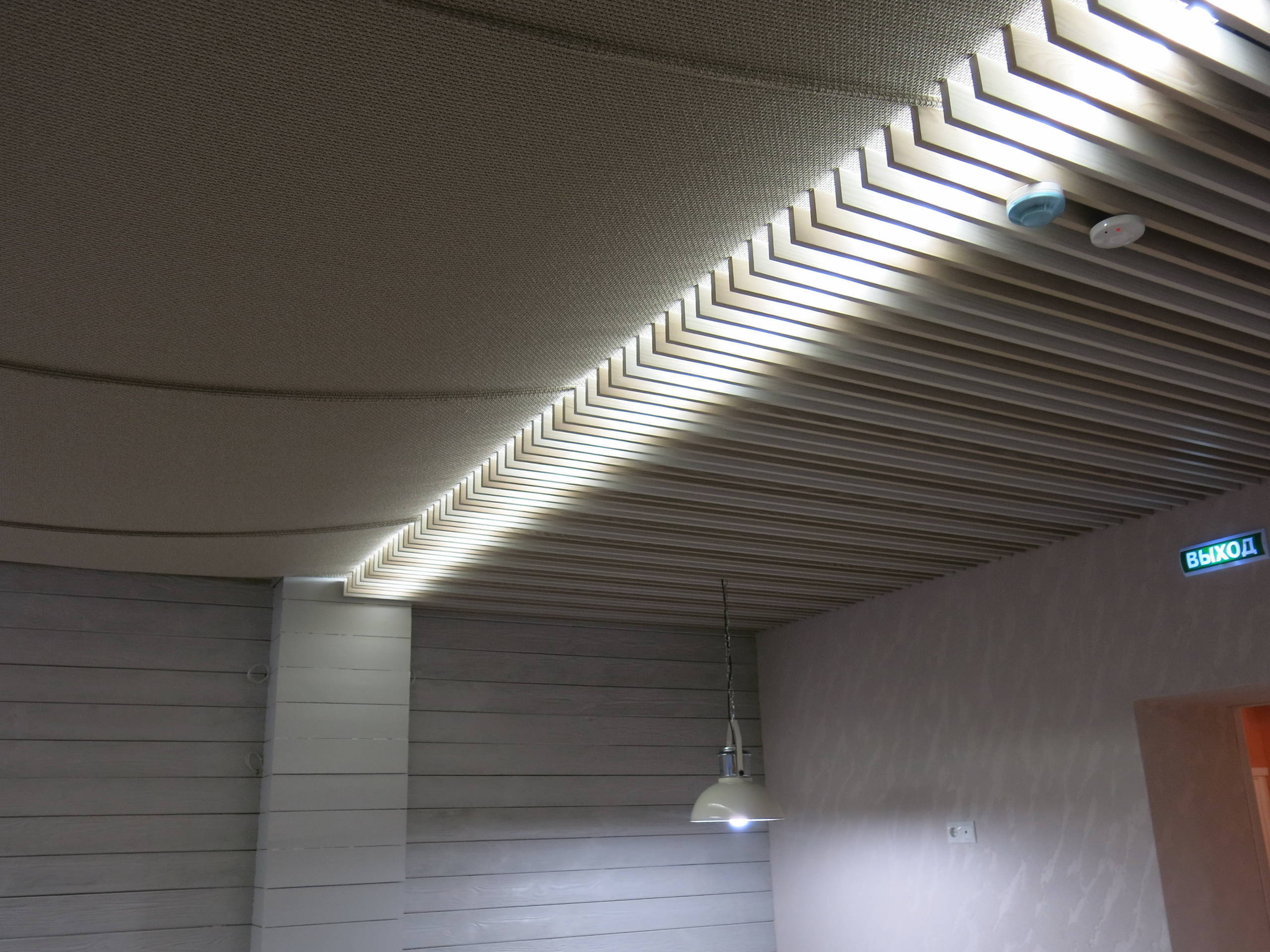 Интерьер с рейками с подсветкой и подсветкой светодиодной в современном стиле