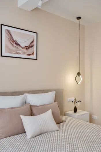 Интерьер спальни cветильниками над кроватью  смотреть на Basicdecor