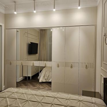 Интерьер спальни с зеркалом на двери  смотреть на Basicdecor