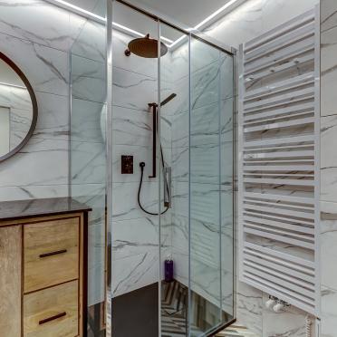 Интерьер ванной с душевой из плитки  смотреть на Basicdecor