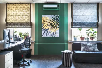 Интерьер c рабочим местом, жалюзи и дверными жалюзи  смотреть на Basicdecor