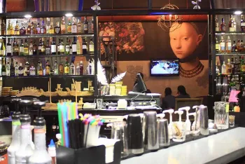 Интерьер кафе и ресторана с барной стойкой  смотреть на Basicdecor