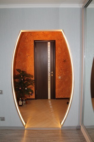 Интерьер офиса с зеркалом на двери