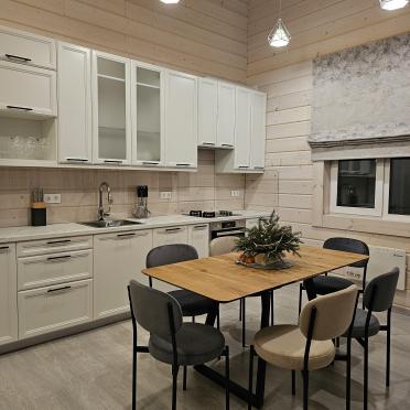 Интерьер кухни cветильниками над столом  смотреть на Basicdecor