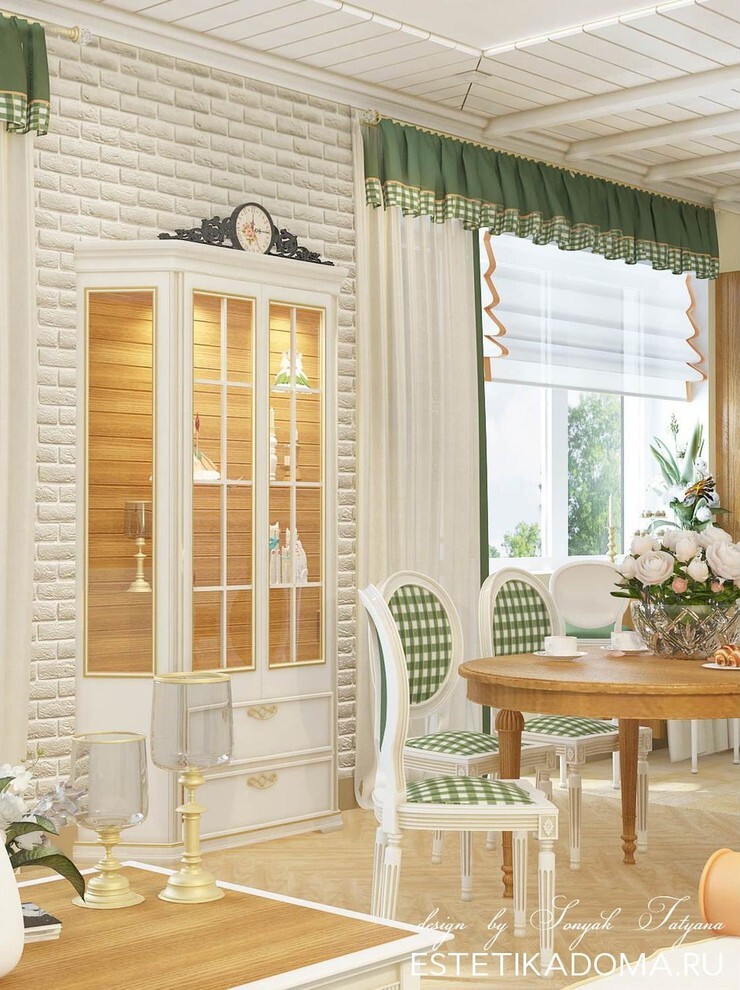 Интерьер столовой с жалюзи, вертикальными жалюзи и дверными жалюзи в стиле кантри