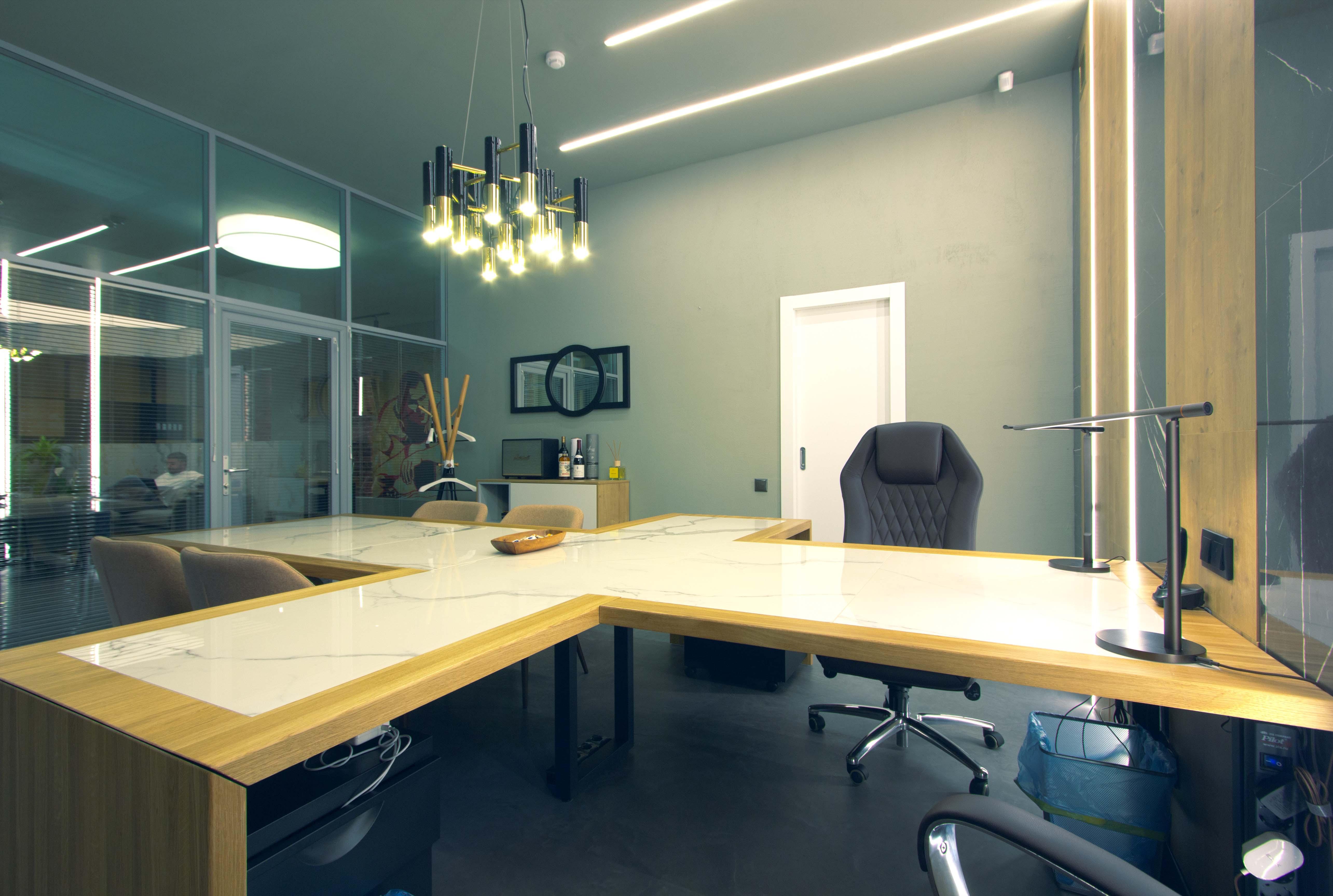 Интерьер кабинета c рабочим местом, рейками с подсветкой, подсветкой настенной, подсветкой светодиодной и с подсветкой