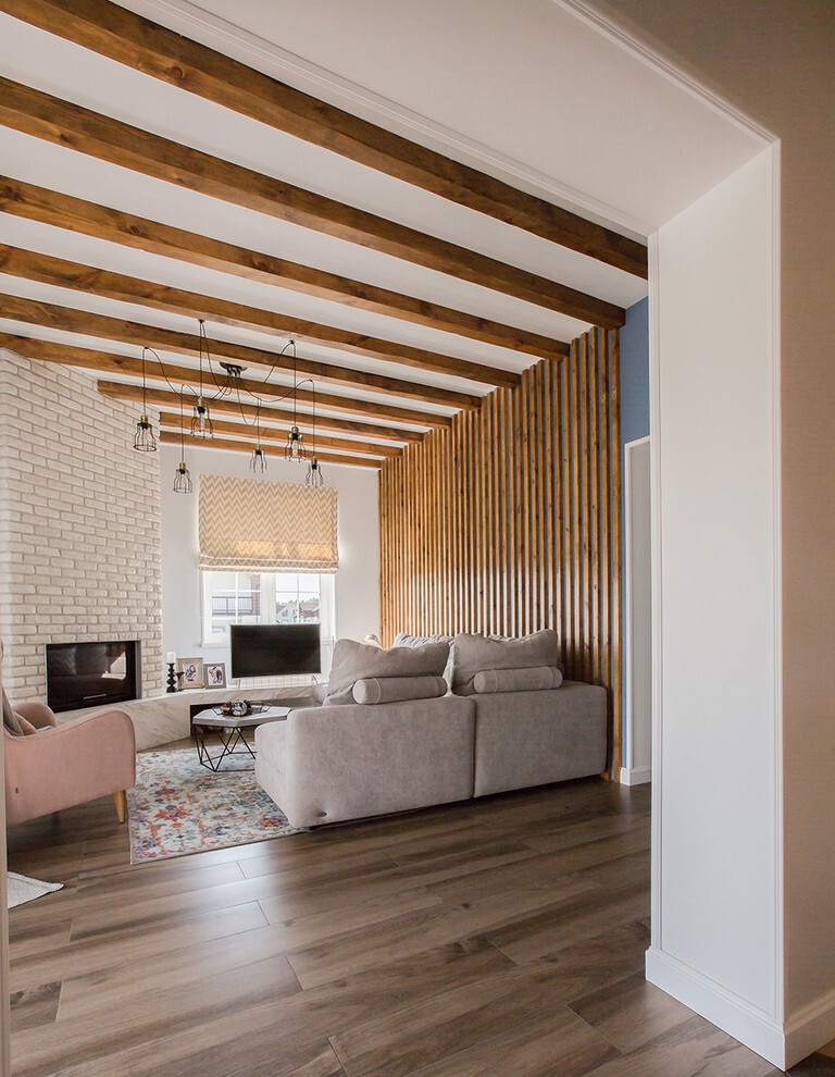 Интерьер гостиной с в деревянном доме, зонированием рейками, вертикальными жалюзи и рейками с подсветкой в скандинавском стиле