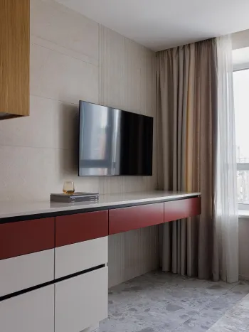 Интерьер с телевизором на стене  смотреть на Basicdecor