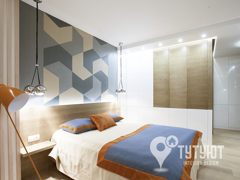 Интерьер спальни с рейками с подсветкой, подсветкой настенной, подсветкой светодиодной, светильниками над кроватью и с подсветкой в современном стиле и в стиле лофт