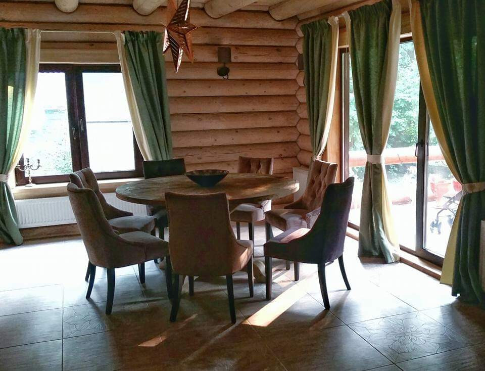 Интерьер столовой с в деревянном доме и сауной в стиле кантри
