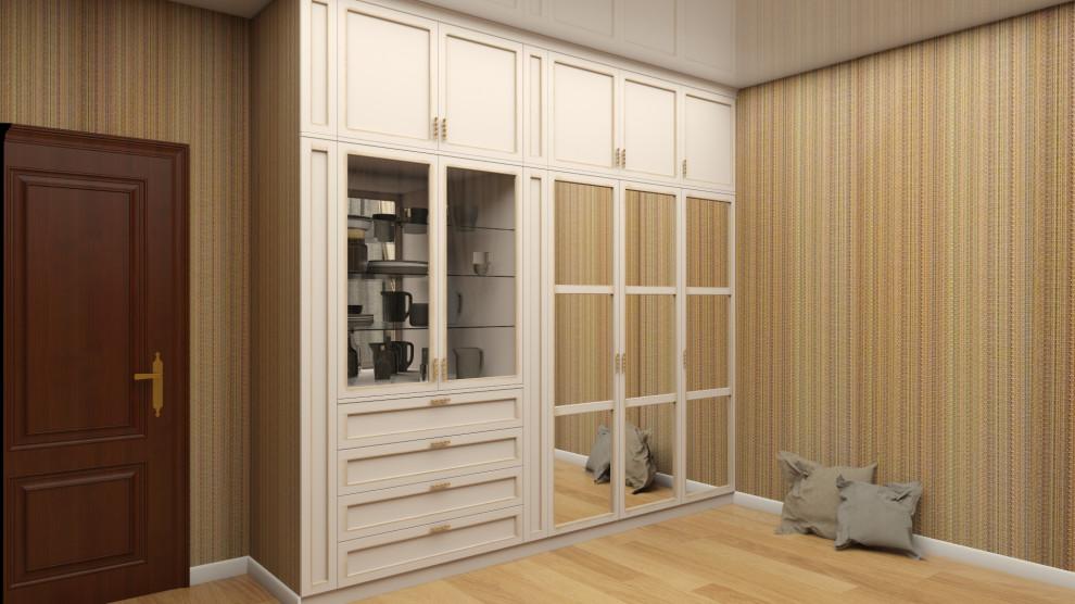 Интерьер гардеробной с кладовкой, с кабинетом и шкафами вокруг двери
