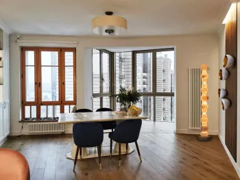 Интерьер столовой cветильниками над столом  смотреть на Basicdecor