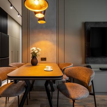 Интерьер кухни cветильниками над столом  смотреть на Basicdecor