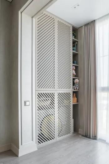 Интерьер с дверными жалюзи в неоклассике смотреть на Basicdecor