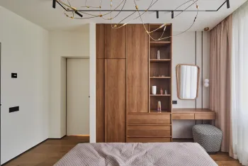 Интерьер спальни cветильниками над кроватью и с подсветкой  смотреть на Basicdecor