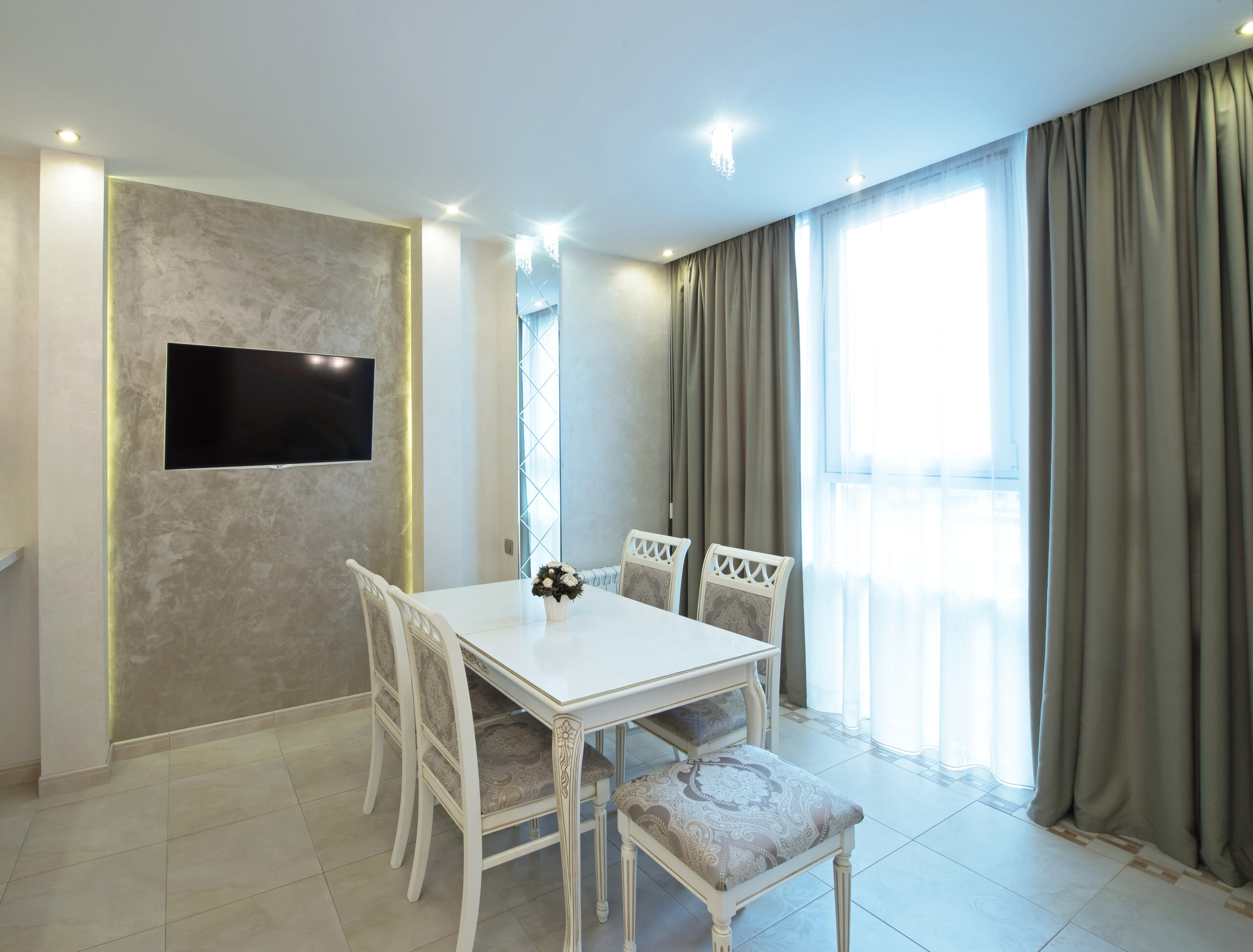 Интерьер столовой с керамогранитом на стену с телевизором, рейками с подсветкой, подсветкой настенной и с подсветкой в классическом стиле