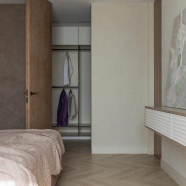 Интерьер спальни с полом и стенами одного цвета и проходная  смотреть на Basicdecor