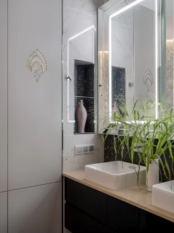 Интерьер ванной с зеркалом на двери в стиле фьюжн смотреть на Basicdecor