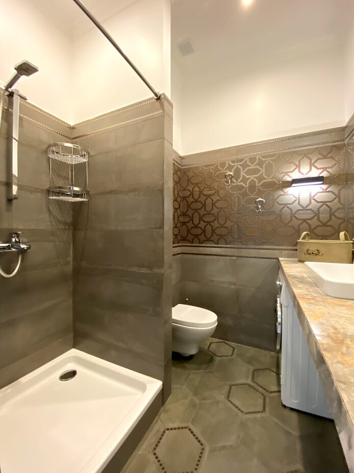 Интерьер ванной с душевой из плитки в стиле лофт
