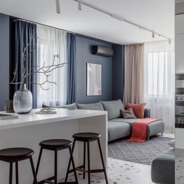 Интерьер гостиной с картинами над камином и балконом  смотреть на Basicdecor