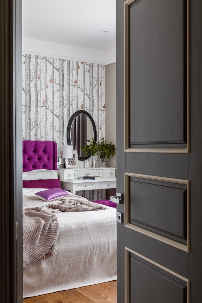 Интерьер спальни с дверными жалюзи в современном стиле