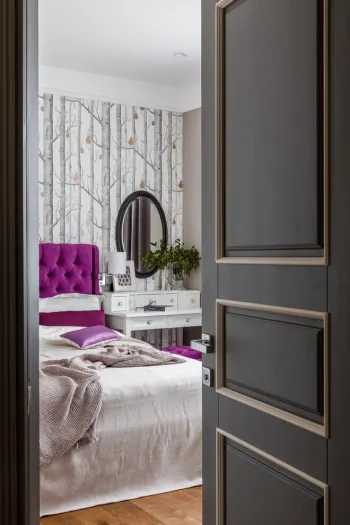 Интерьер спальни с дверными жалюзи в современном стиле смотреть на Basicdecor