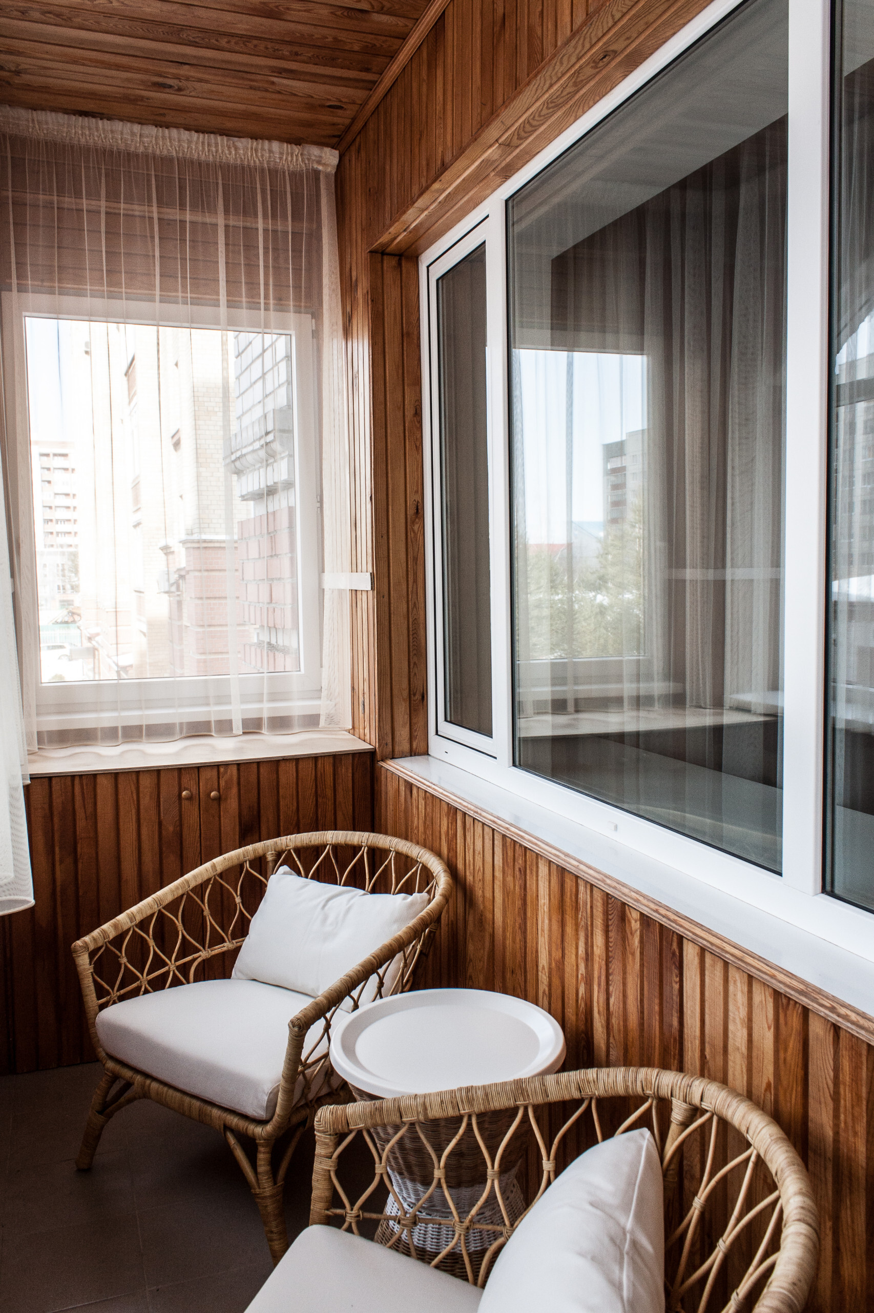 Интерьер балкона с окном, балконом и панорамными окнами в современном стиле