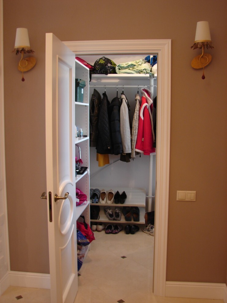 Интерьер прихожей с гардеробной, без дверей, проходной, кладовкой, хранением верхней одежды и хранением обуви в неоклассике