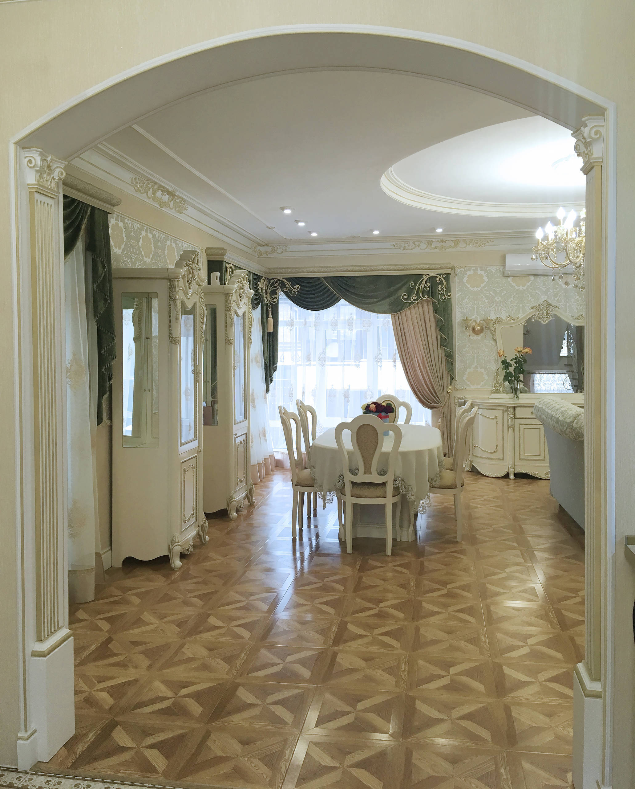 Интерьер коридора с аркой в классическом стиле, рококо и готике