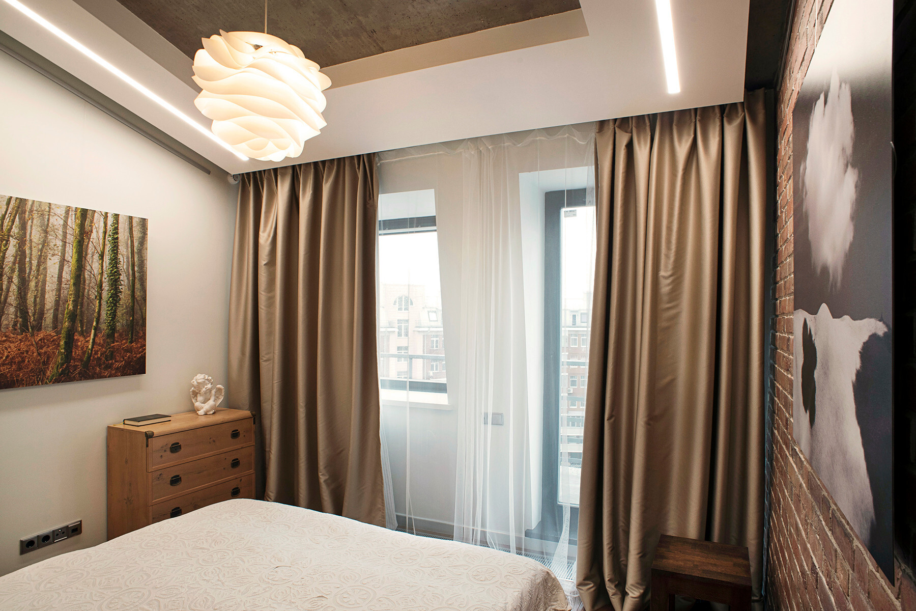 Интерьер спальни с рейками с подсветкой, подсветкой настенной, подсветкой светодиодной, светильниками над кроватью и с подсветкой в стиле лофт
