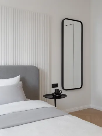 Интерьер спальни с зеркалом на двери  смотреть на Basicdecor