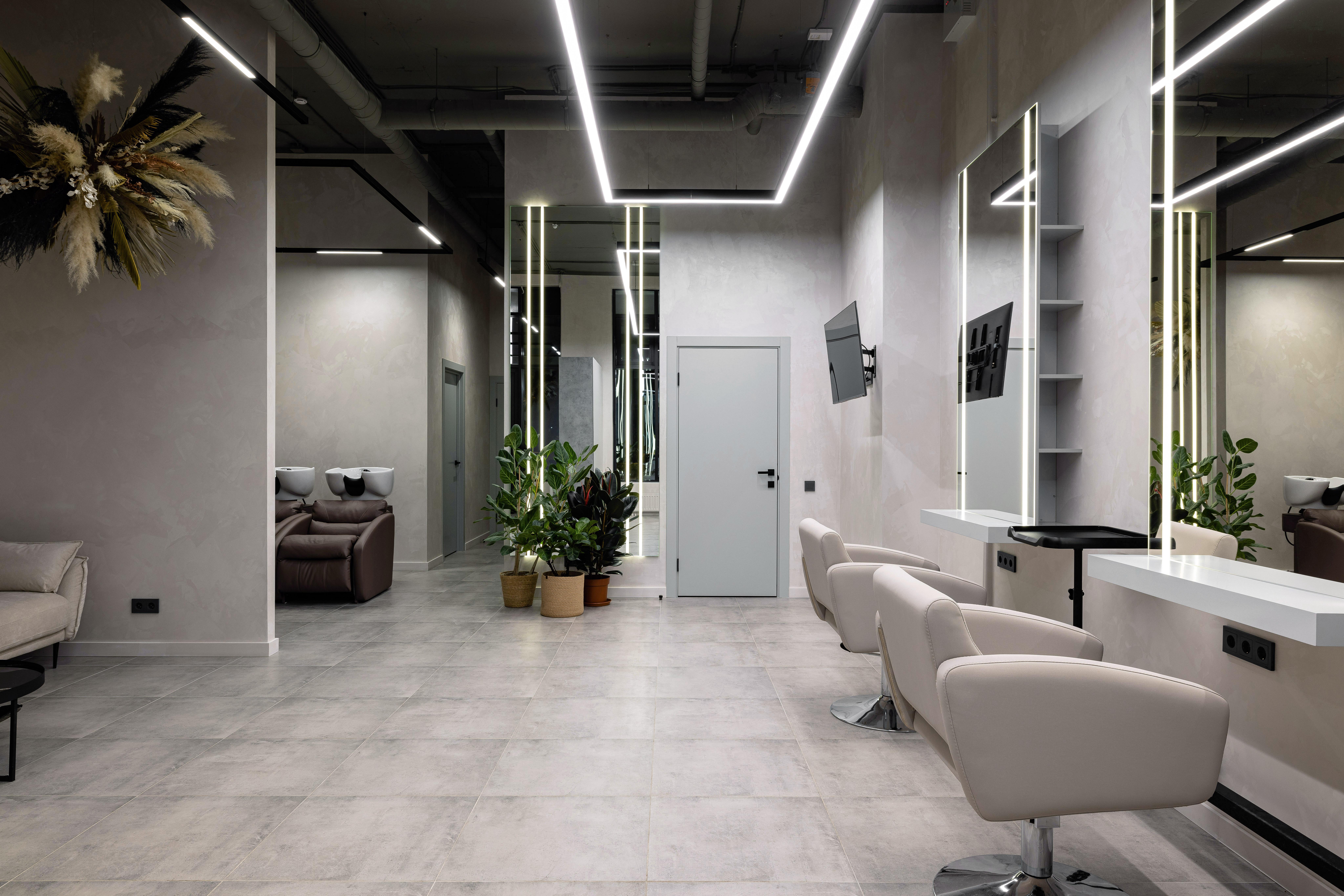 Интерьер офиса с рейками с подсветкой и подсветкой светодиодной