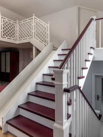 Интерьер с лестницей  смотреть на Basicdecor