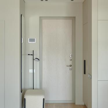 Интерьер прихожей с проходной и зеркалом на двери  смотреть на Basicdecor