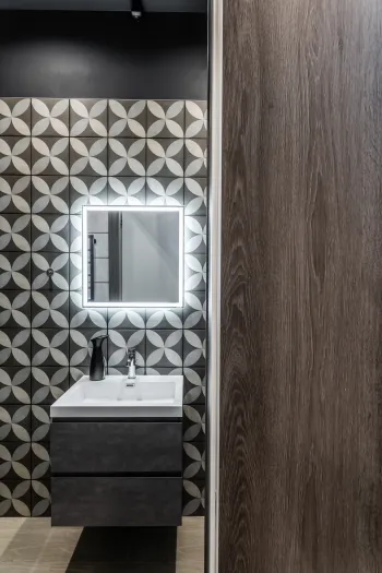 Интерьер ванной с зеркалом на двери  смотреть на Basicdecor