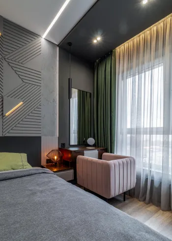 Интерьер спальни cветильниками над кроватью и с подсветкой  смотреть на Basicdecor