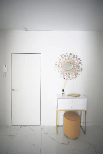Интерьер с зеркалом на двери  смотреть на Basicdecor
