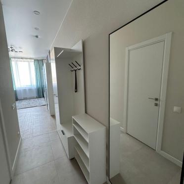 Интерьер гардеробной с зеркалом на двери  смотреть на Basicdecor