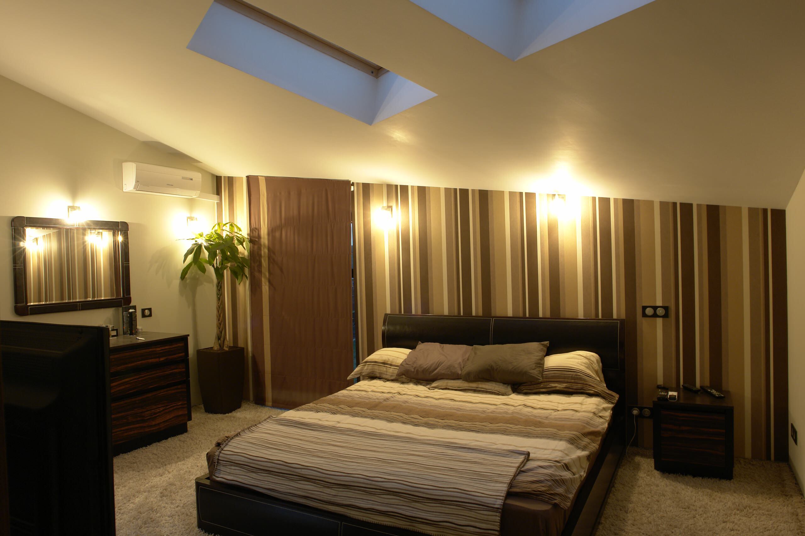Интерьер спальни с подсветкой настенной, подсветкой светодиодной и с подсветкой в модернизме