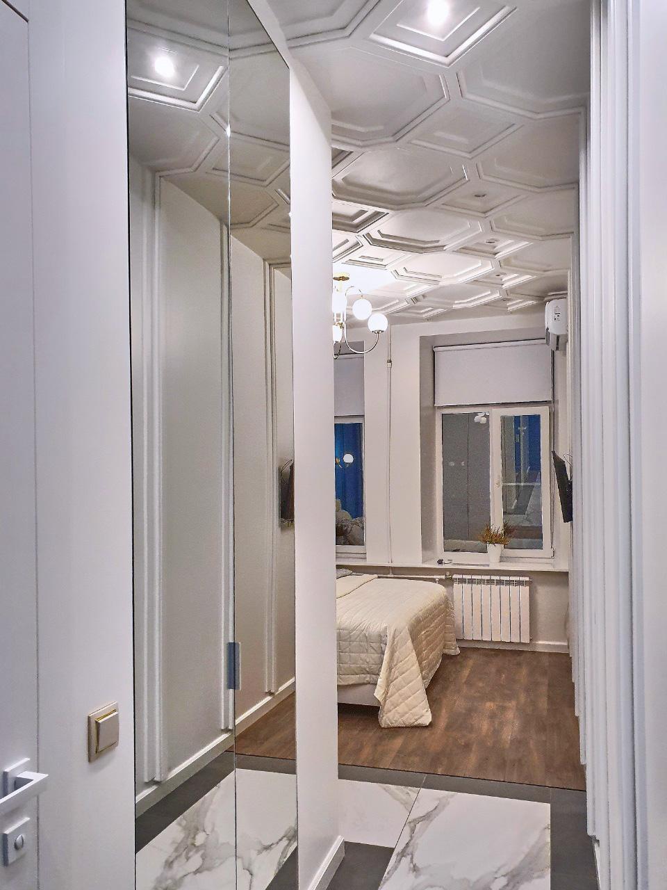 Интерьер гардеробной с зеркалом в нише, без дверей, проходной, проемом и зеркалом на двери