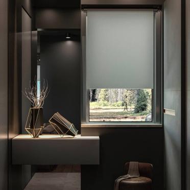 Интерьер прихожей с жалюзи и дверными жалюзи  смотреть на Basicdecor