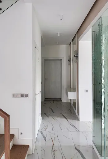 Интерьер прихожей с зеркалом в нише, проходной, проемом и зеркалом на двери  смотреть на Basicdecor