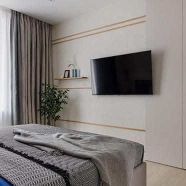Интерьер спальни с телевизором на стене  смотреть на Basicdecor